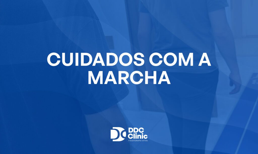 Fundo azul e com letras brancas está escrito Cuidado com a marcha