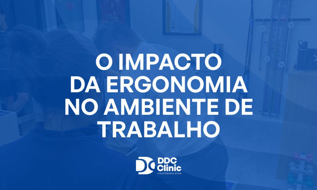 Fundo azul e com letras brancas está escrito o impacto da ergonomia no ambiente de trabalho