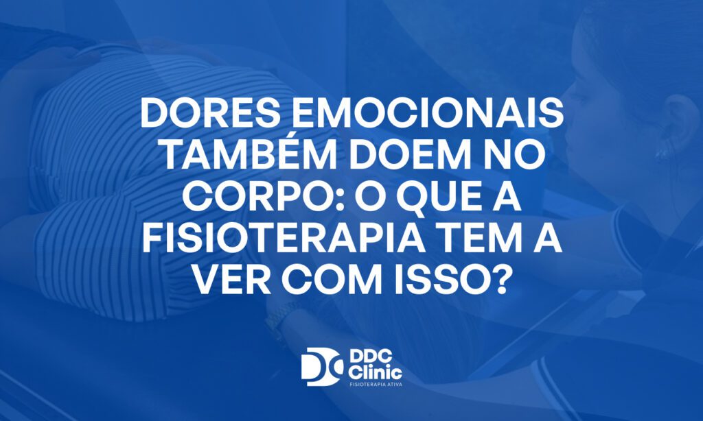 Fundo azul e com letras brancas está escrito Dores emocionais também doem no corpo_ o que a fisioterapia tem a ver com isso_