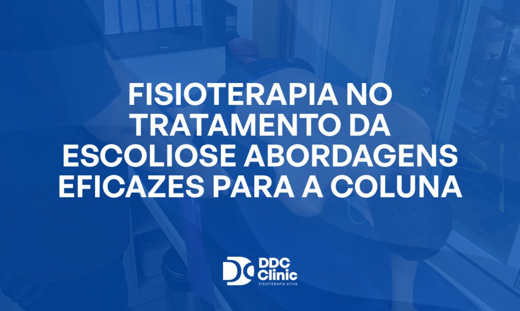 Fundo azul e com letras brancas Fisioterapia no tratamento da escoliose: abordagens eficazes para a coluna e qualidade de vida