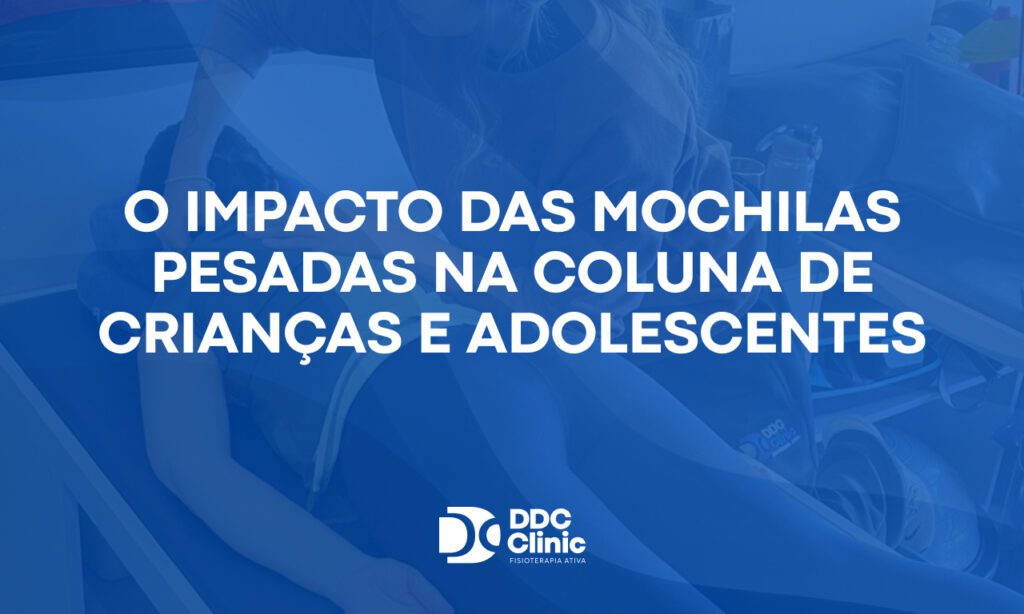Fundo azul e com letras brancas O impacto das mochilas pesadas na coluna de crianças e adolescentes