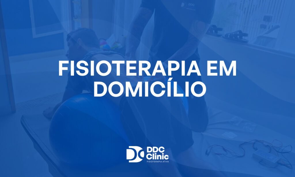 Fundo azul e com letras brancas está escrito Fisioterapia em domicilio