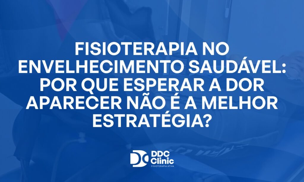 Fundo azul e com letras brancas está escrito Fisioterapia no envelhecimento saudável_ por que esperar a dor aparecer não é a melhor estratégia_